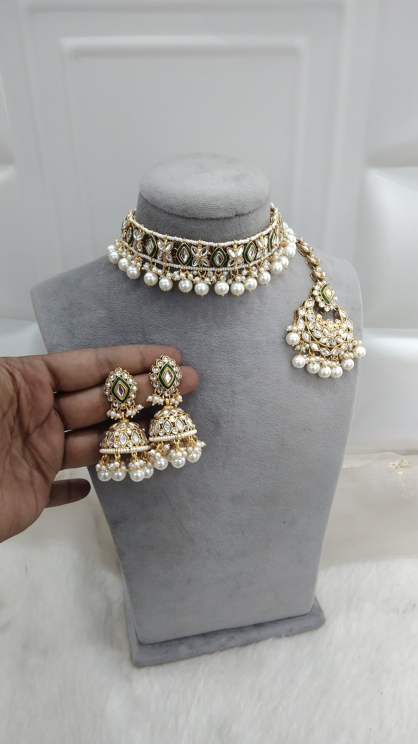 Divya White Kundan Choker Jewellery Set