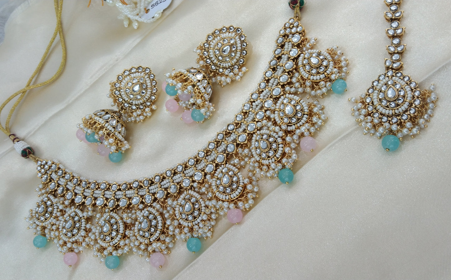 Avneet Pista pink Kundan Necklace Jewellery Set