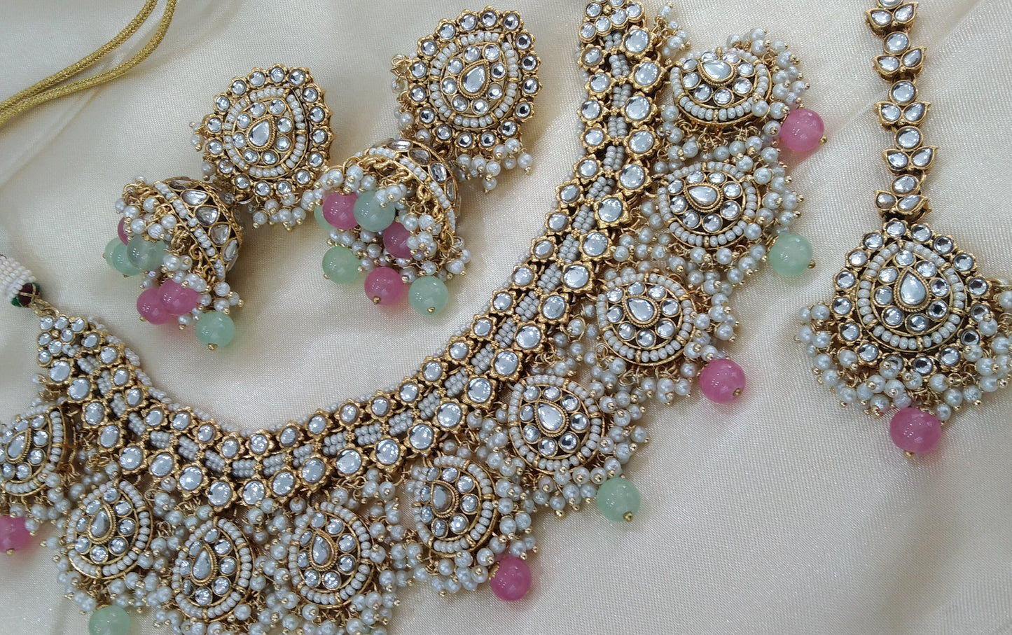 Avneet Sea Green pink Kundan Necklace Jewellery Set