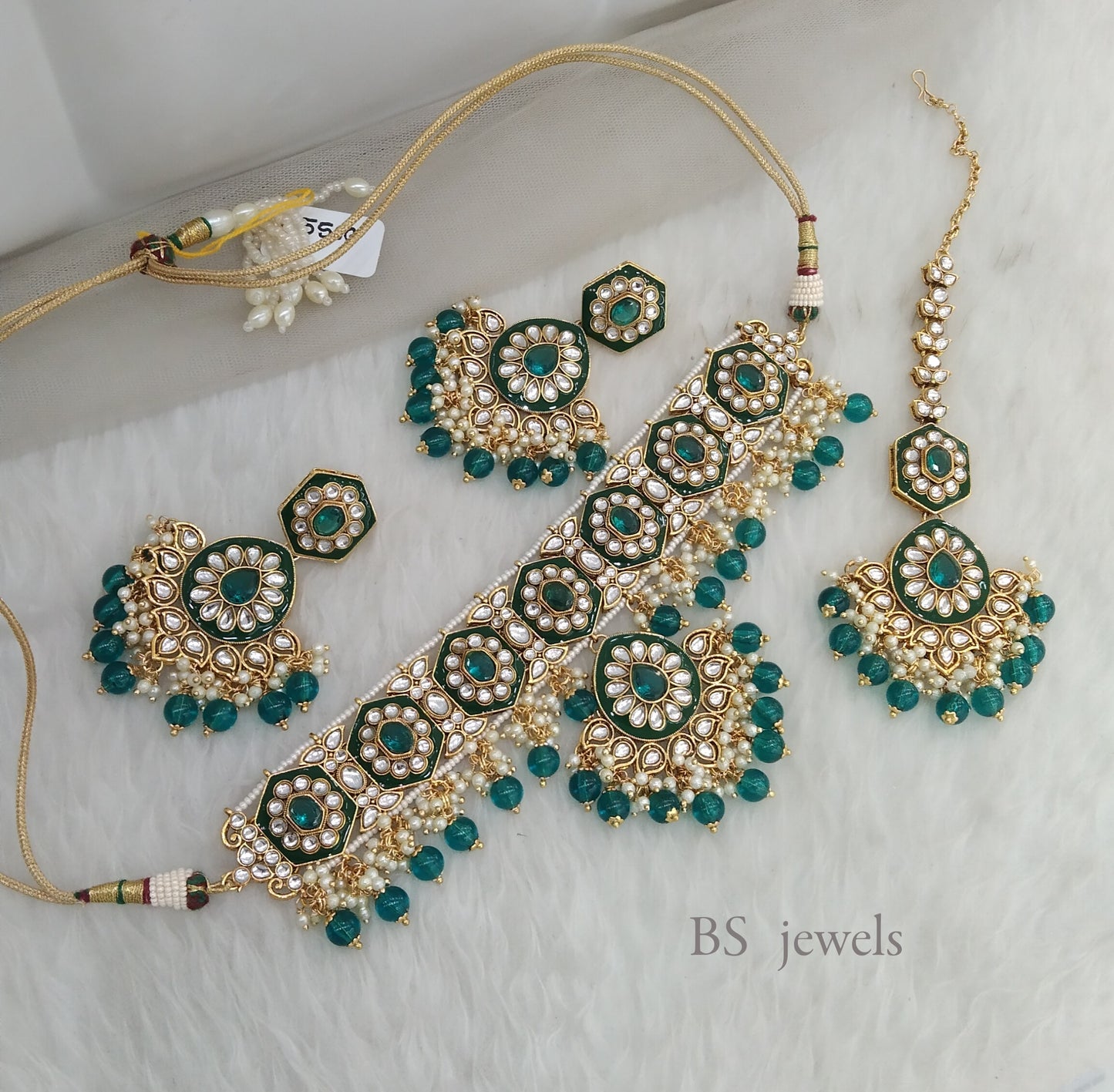 Saanvi Rama Green Kundan Jewelry Necklace Set