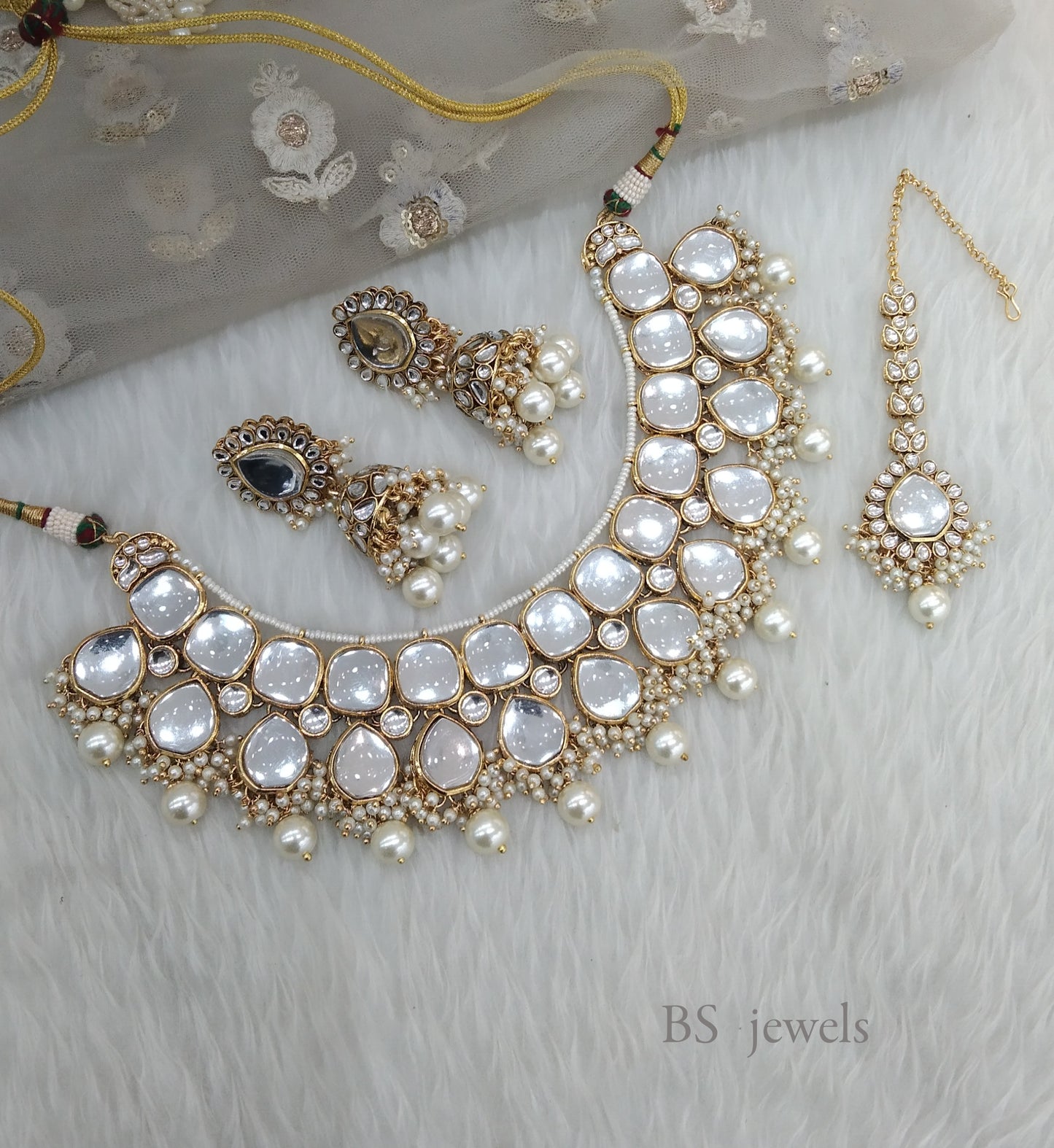 White Sannu Kundan Jewelry necklace set