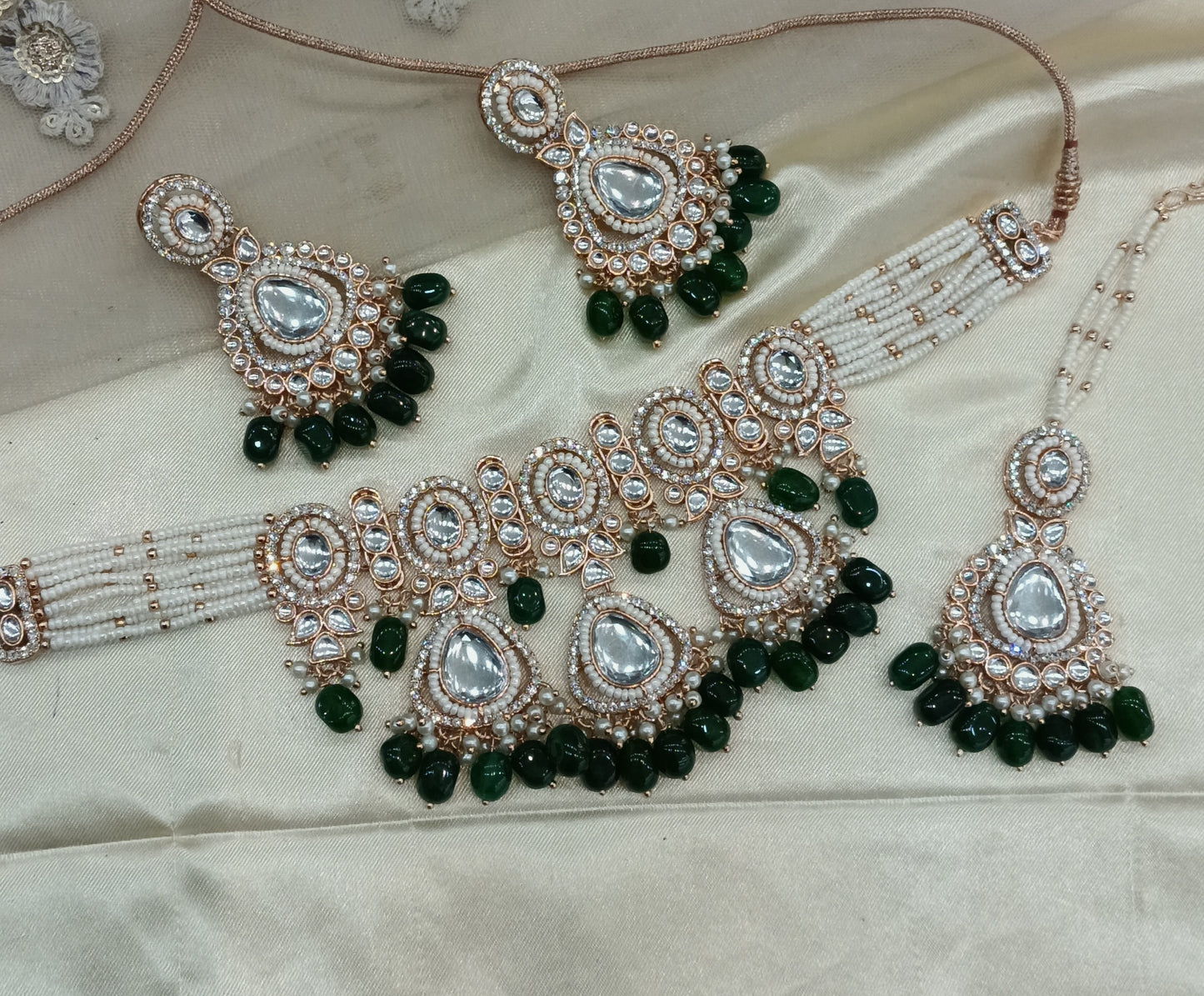Green Kundan 21 Karet Choker Jewellery Hudi Set