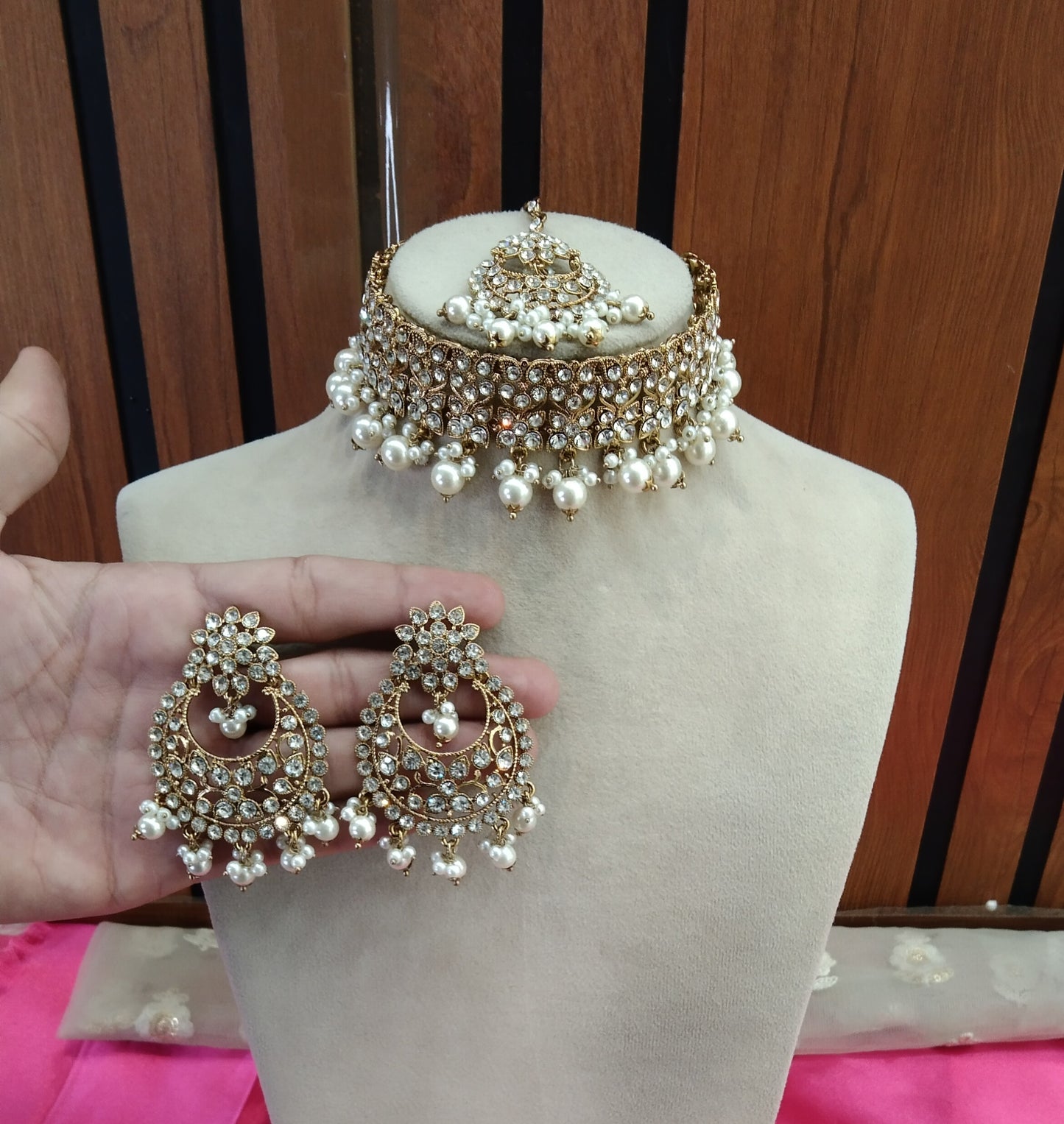 Antique White Choker Jewellery Vinland Set