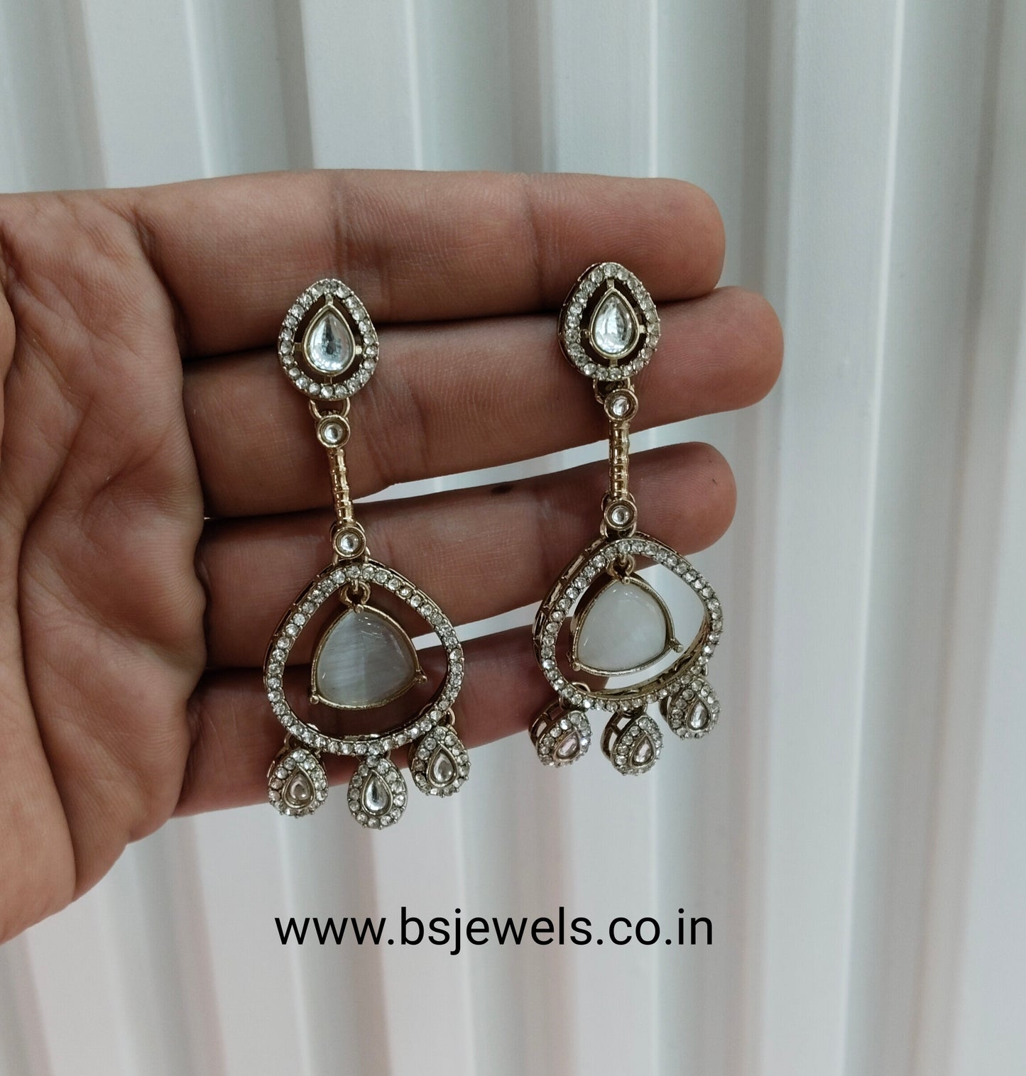 White Antique Gold Omna Earrings Set