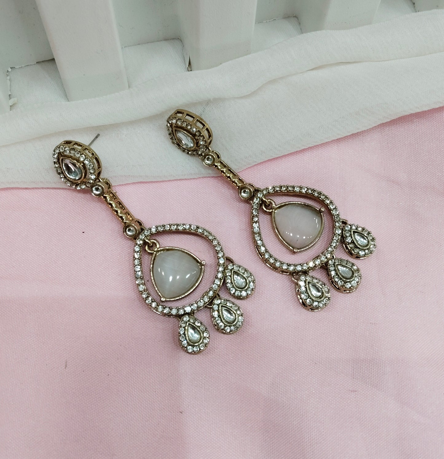 White Antique Gold Omna Earrings Set