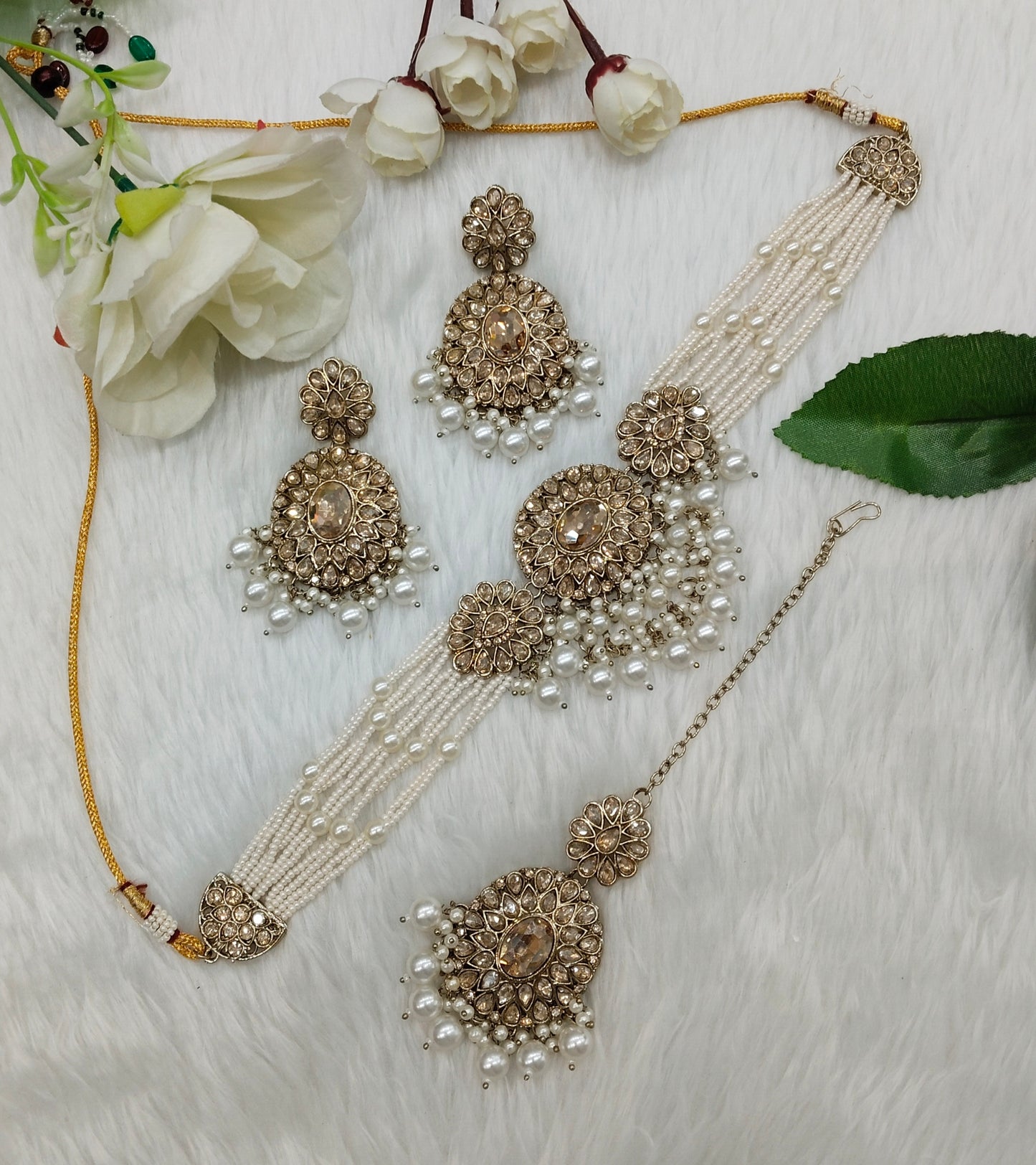 White Antique Gold Choker Jewellery Porel Set