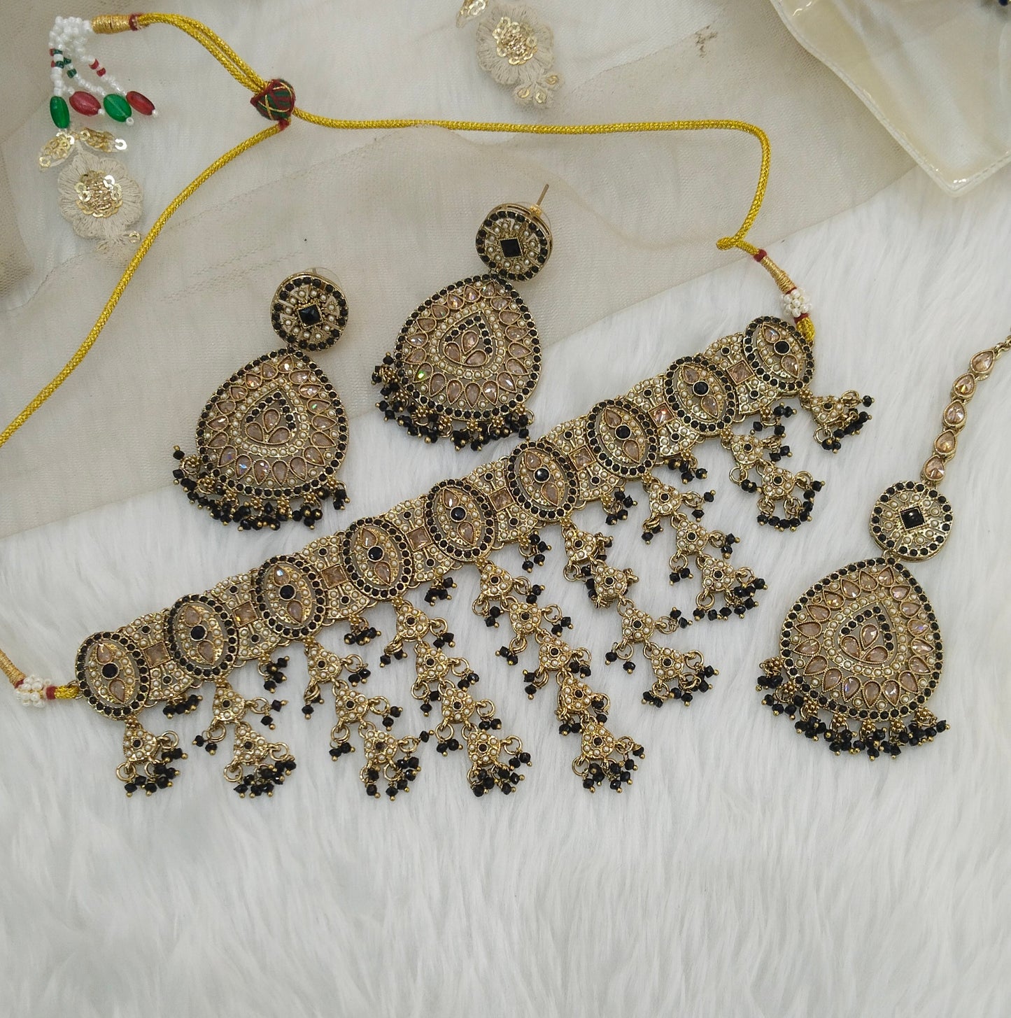 Black Antique Gold Choker Jewellery Inder Set