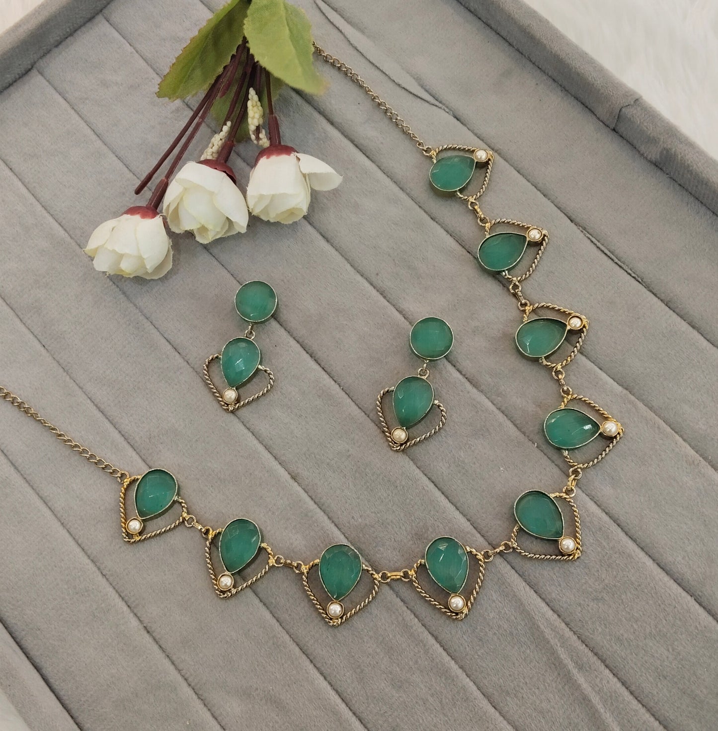 Sea Green Victorian Necklace Jewellery Escourt Set