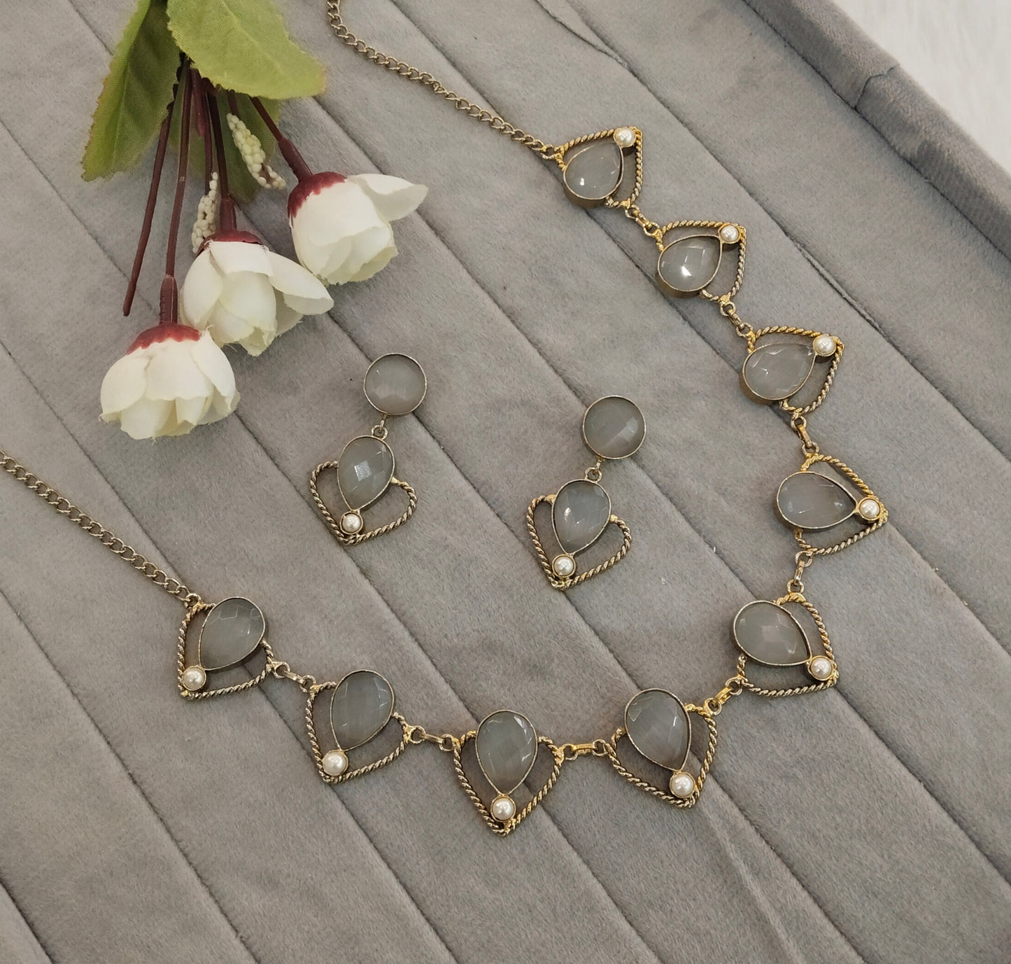 Grey Victorian Necklace Jewellery Escourt Set