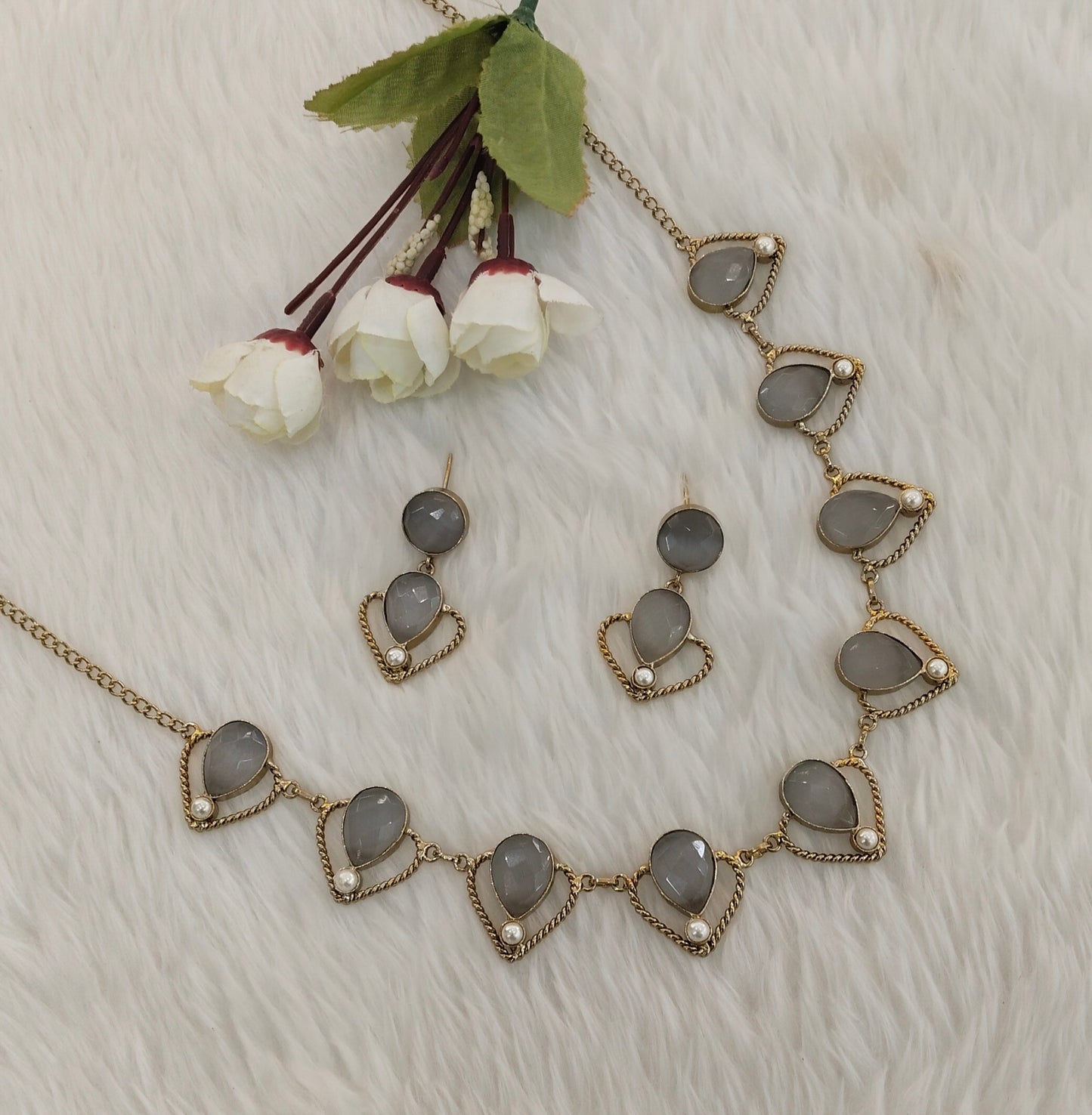 Grey Victorian Necklace Jewellery Escourt Set