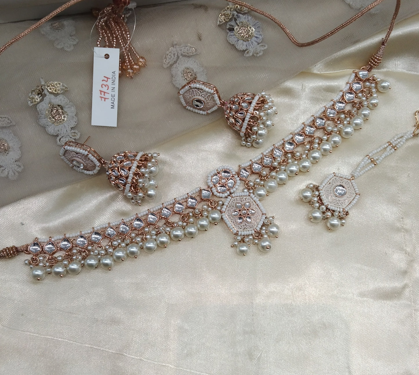 Rose White Kundan 21 Karet Necklace Jewellery Preserve Set