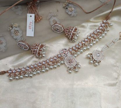 Rose White Kundan 21 Karet Necklace Jewellery Preserve Set