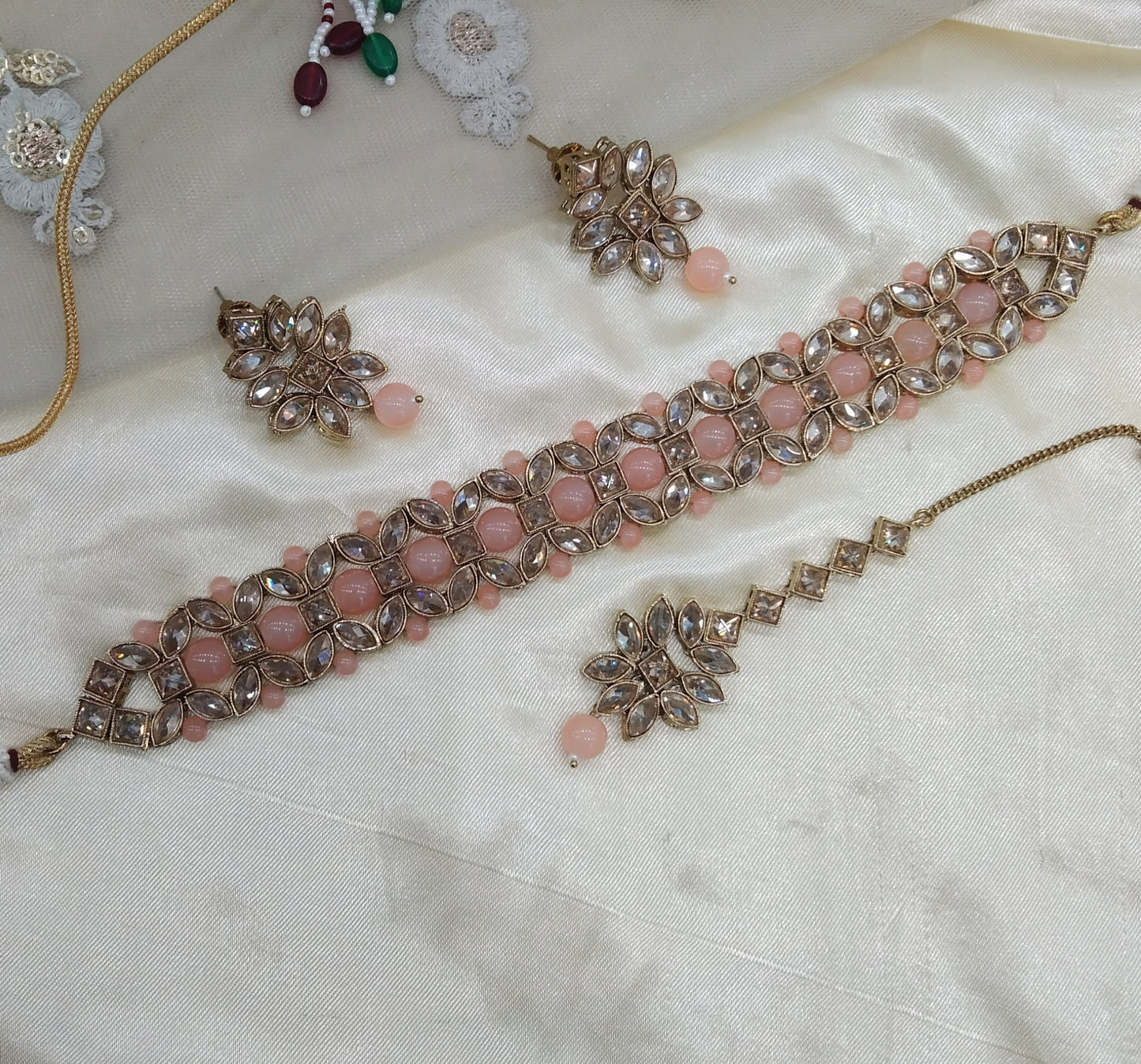Peach Antique Gold Choker Jewellery Hiki  Set