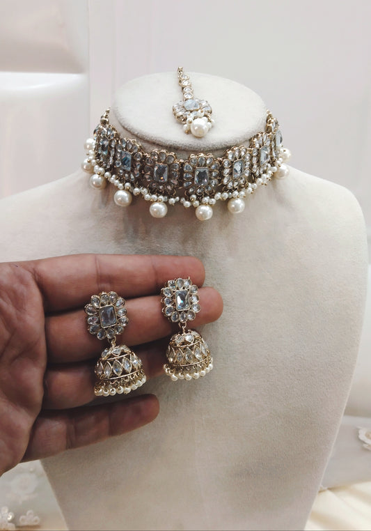 Antique White Choker Jewellery Cinema Set