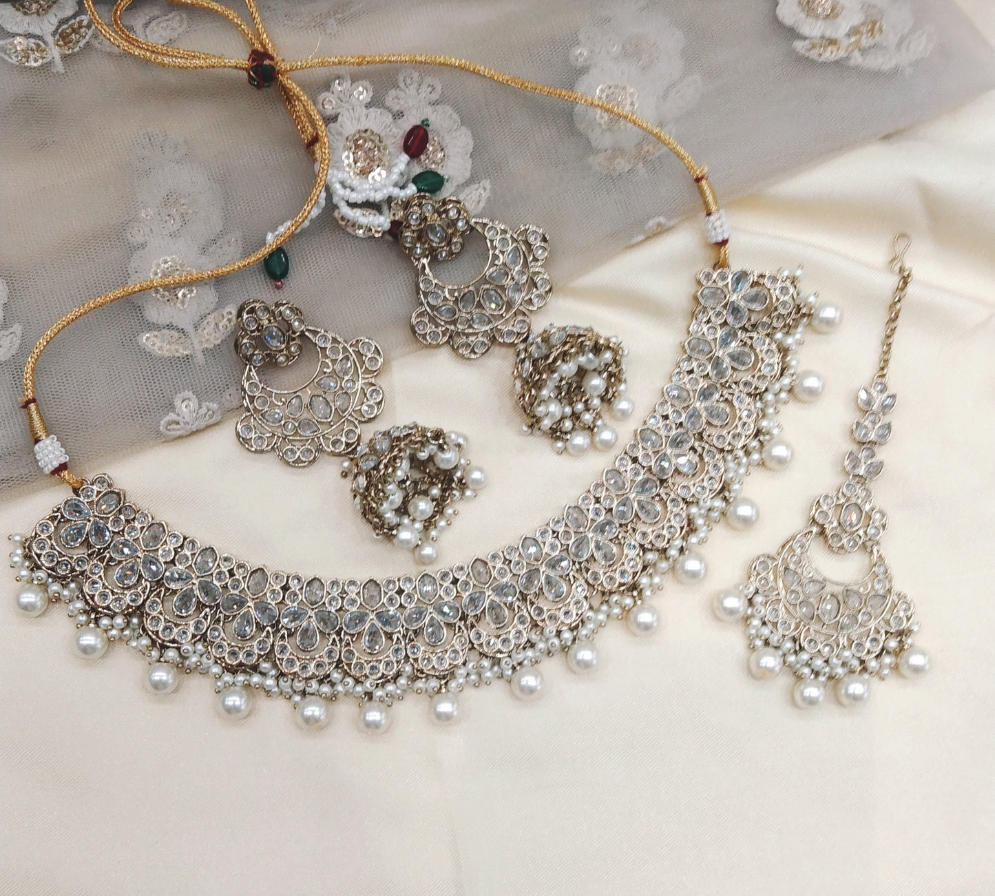 Antique White Necklace Jewellery Check Set