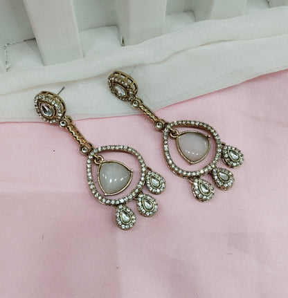 White Antique Gold Omna Earrings Set