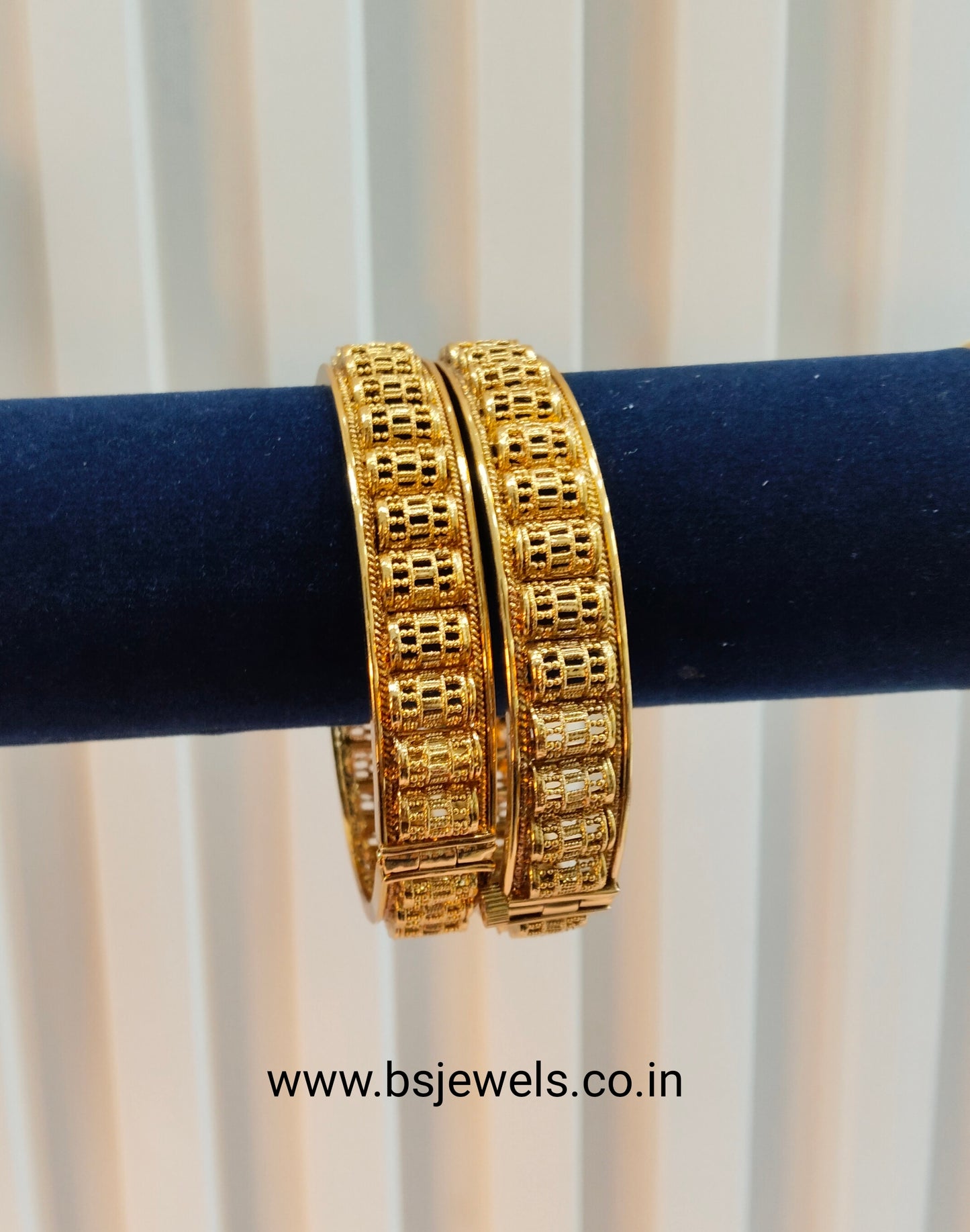 2.6 Size bangles jewelry /Traditional bollywood jewelry/Screw Gold bangles