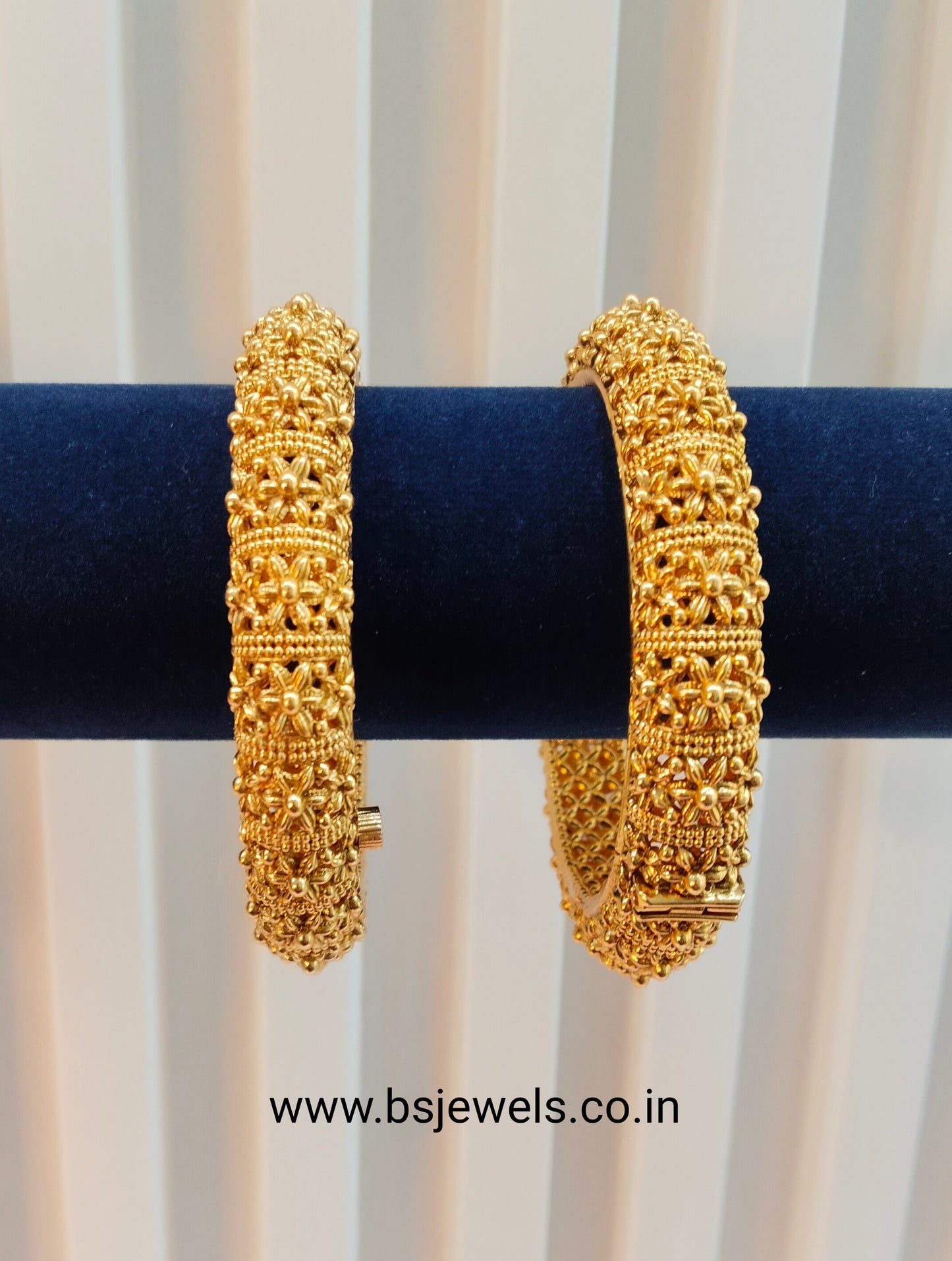 2.6 Size bangles jewelry /Traditional bollywood jewelry/Screw Gold bangles