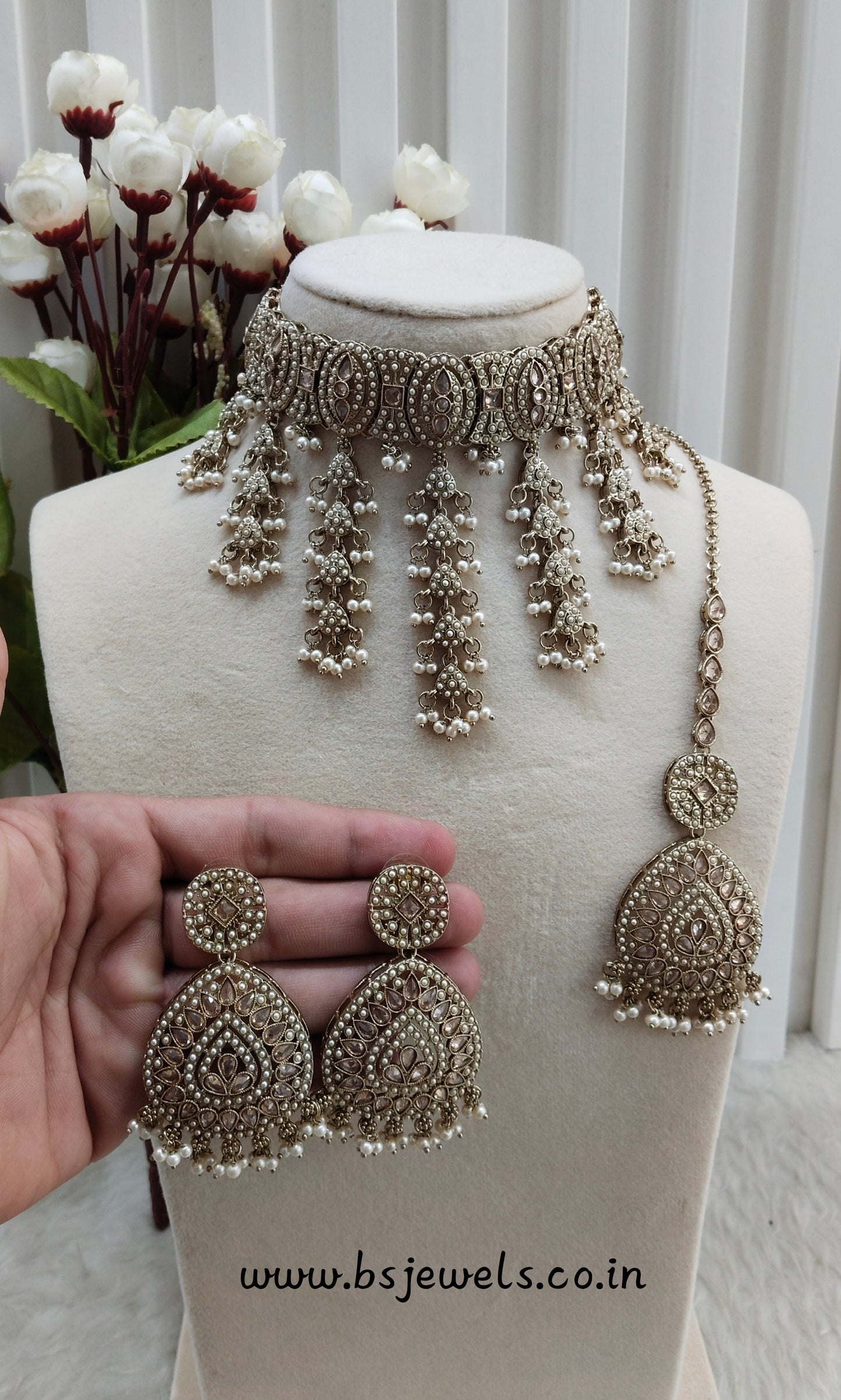 Antique Gold Choker Jewellery Inder Set