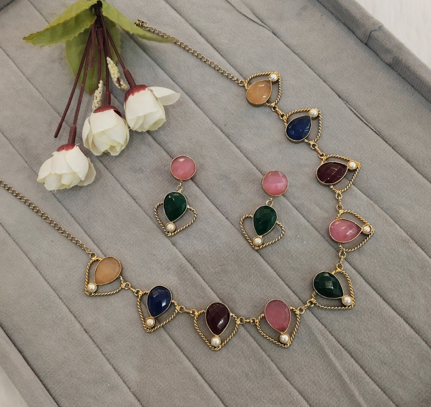 Multi Color Victorian Necklace Jewellery Escourt Set
