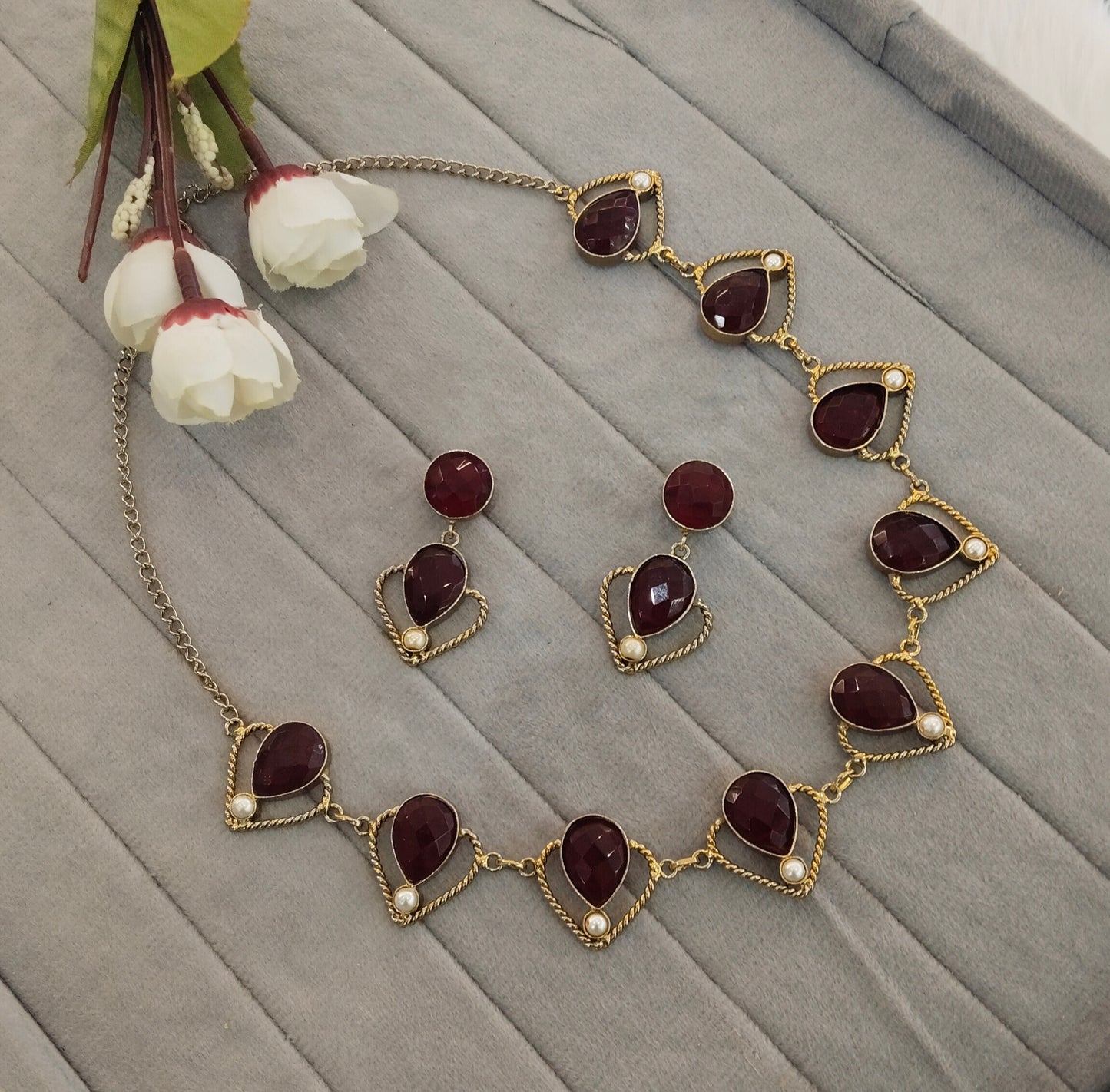 Maroon Victorian Necklace Jewellery Escourt Set