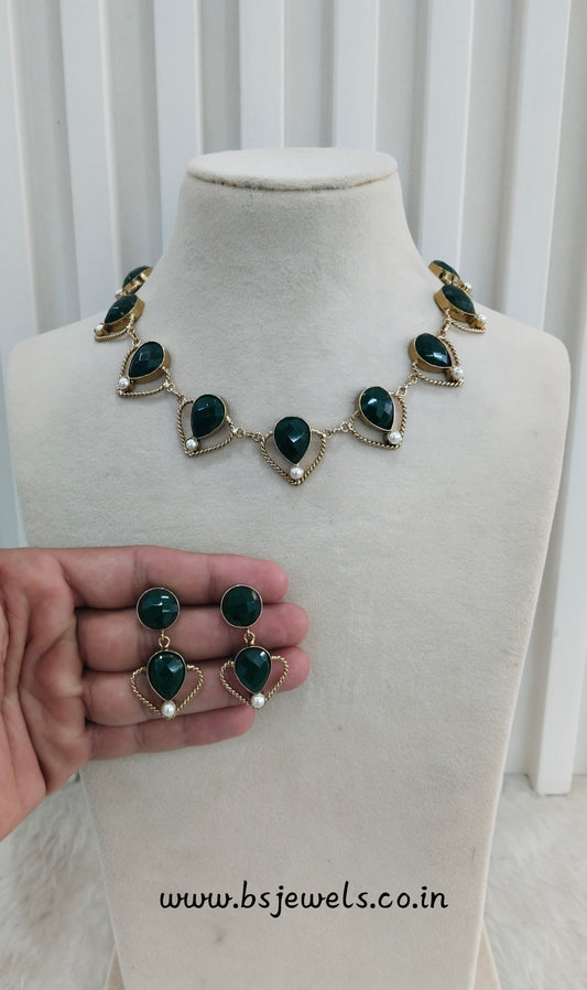 Green Victorian Necklace Jewellery Escourt Set