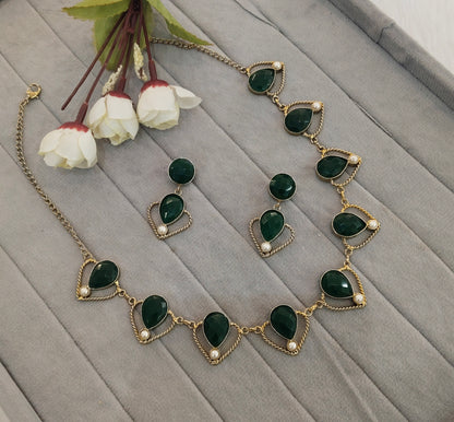 Green Victorian Necklace Jewellery Escourt Set