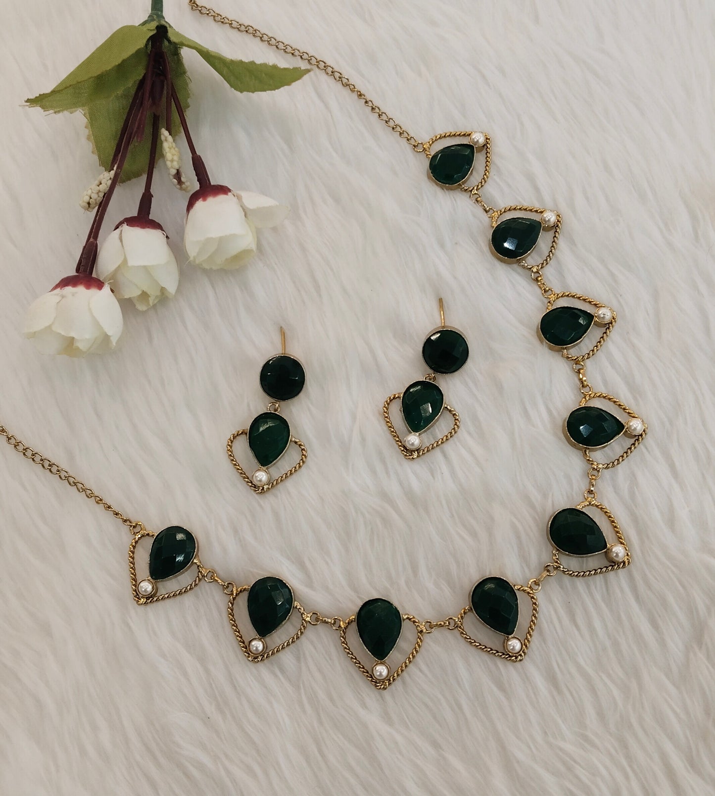 Green Victorian Necklace Jewellery Escourt Set