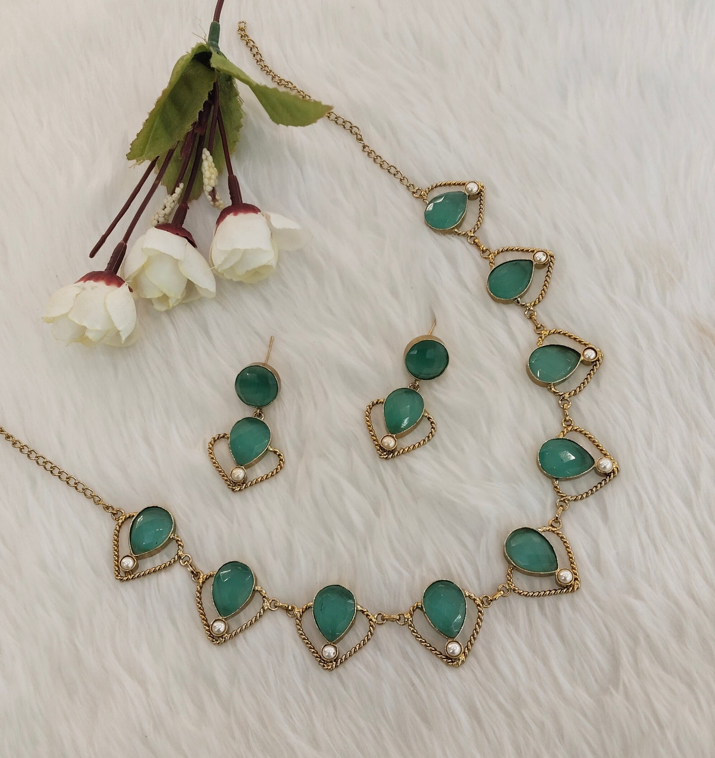 Sea Green Victorian Necklace Jewellery Escourt Set