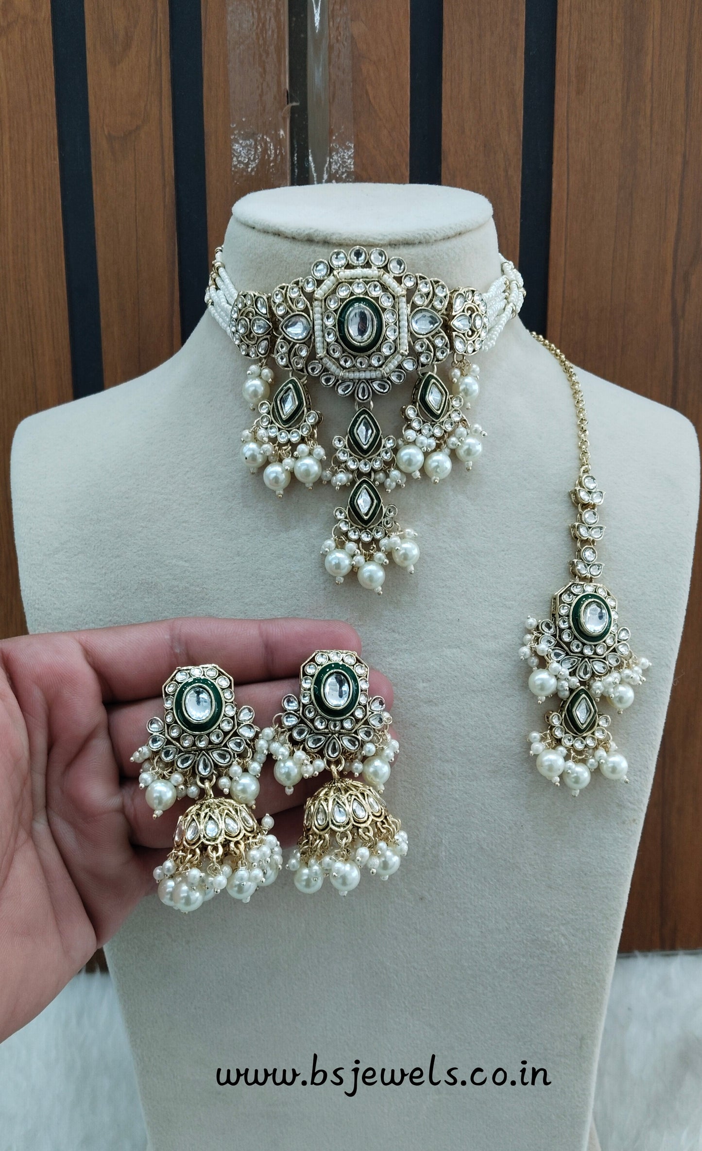 White Kundan Choker Jewellery Doms Set