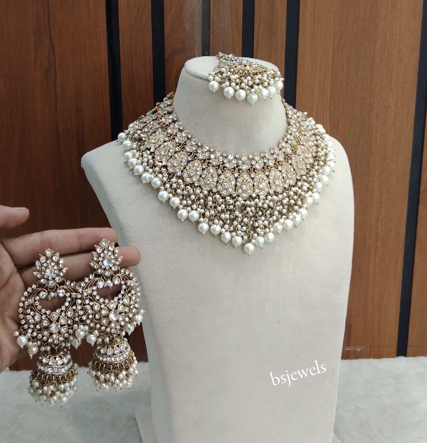 Antique Gold White Bridal Necklace Shallu Set