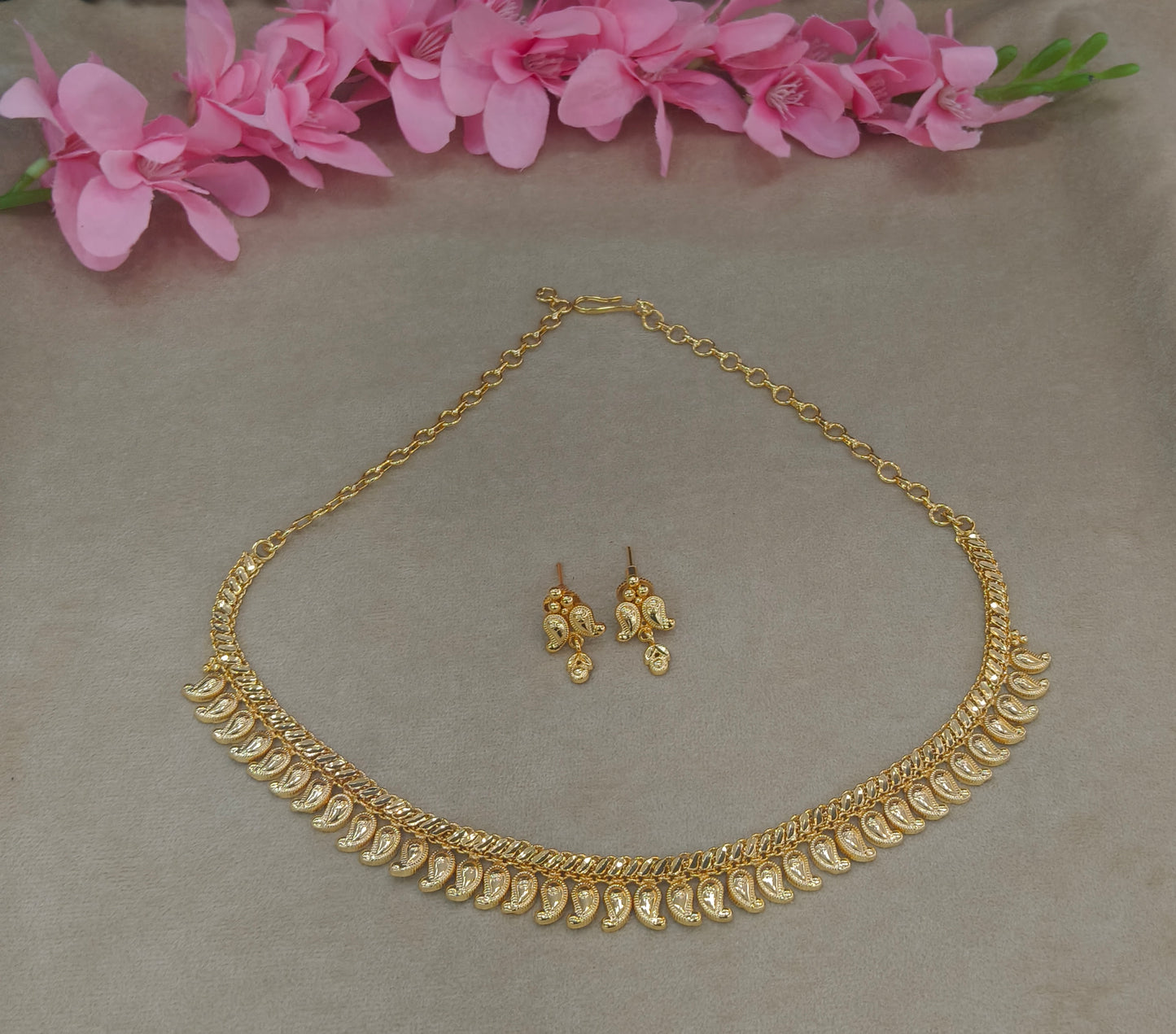 Gold Forming Jewellery Soni Necklace Set