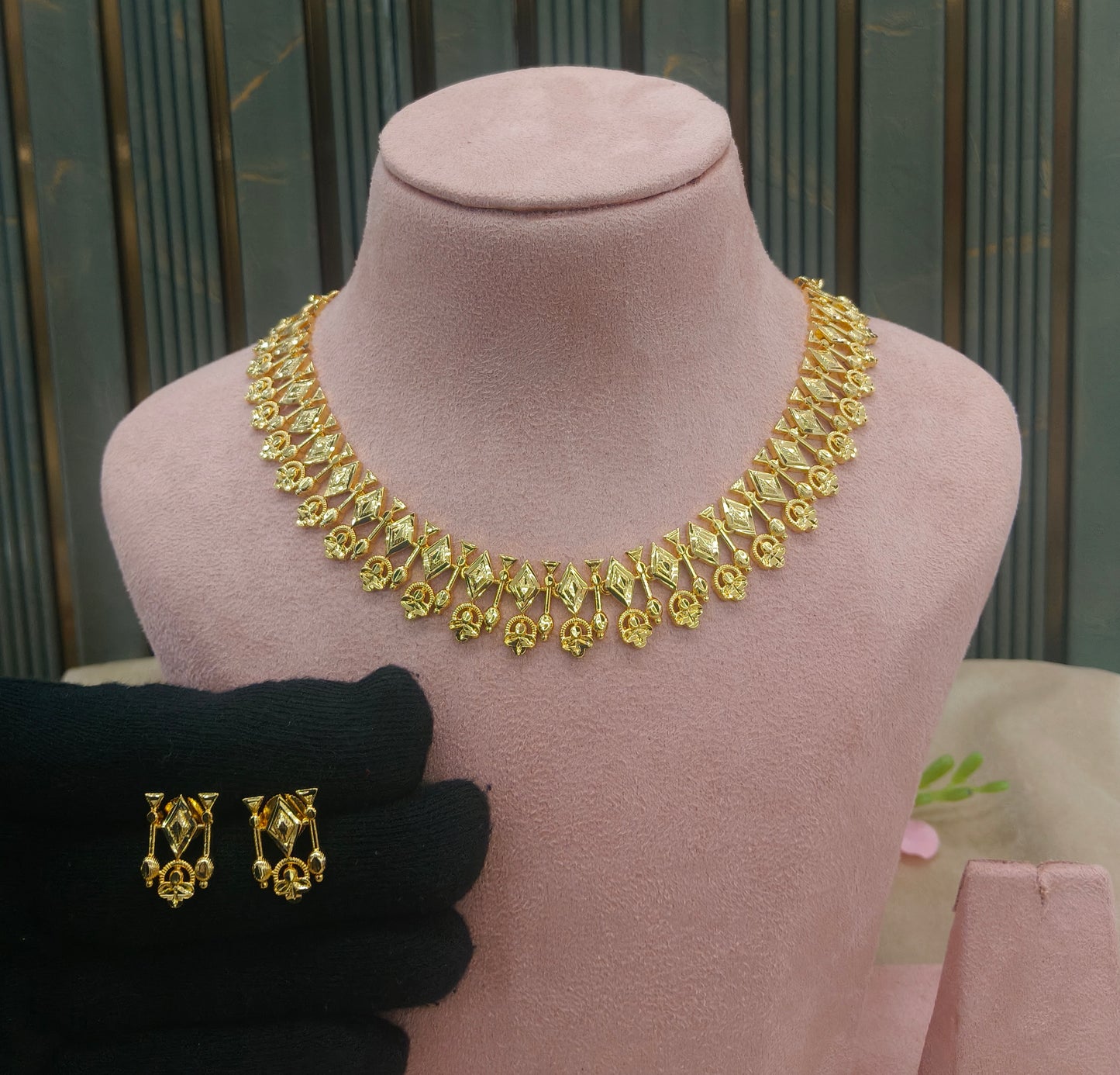 Gold Forming Jewellery Soni Necklace Set