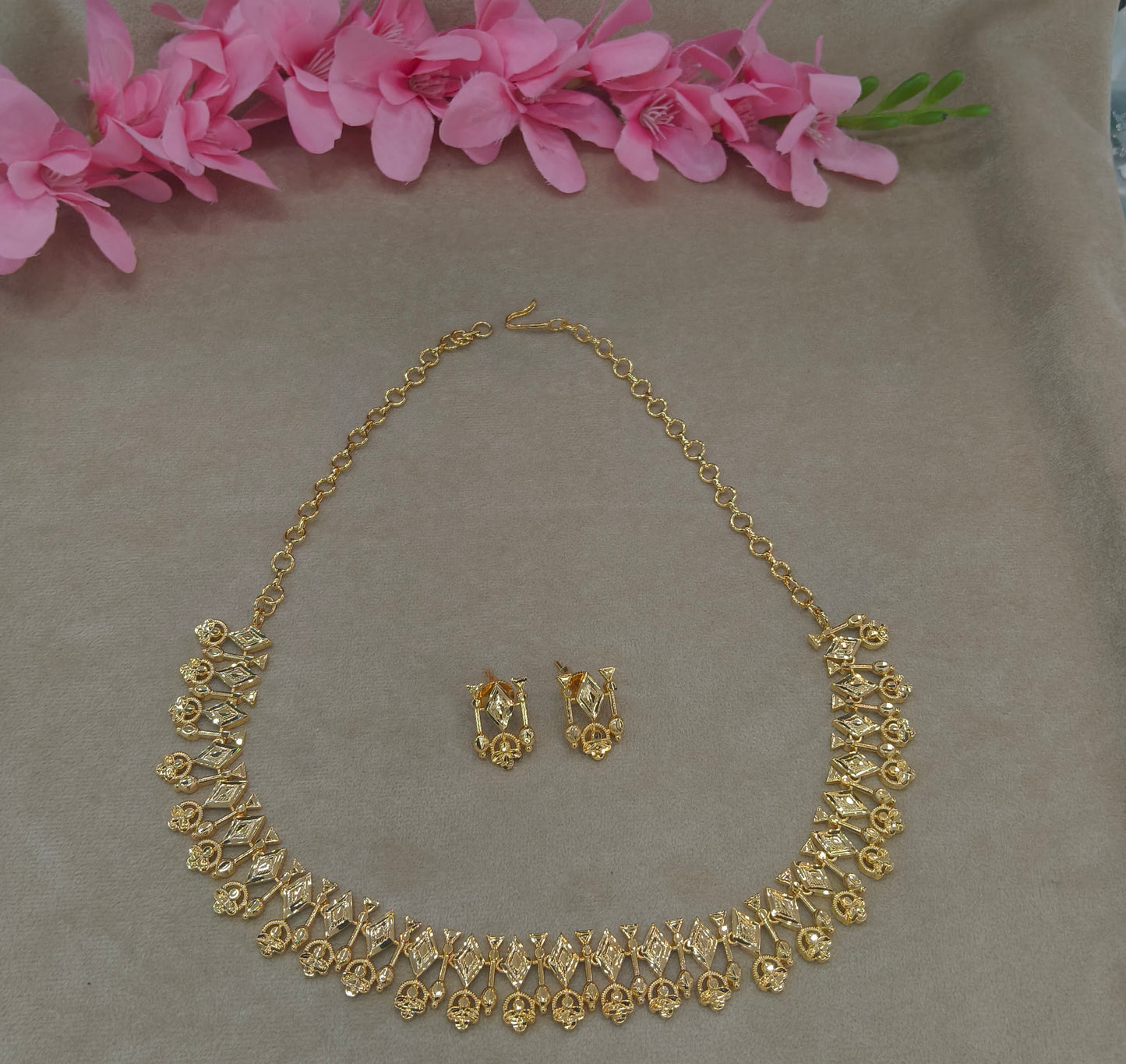 Gold Forming Jewellery Soni Necklace Set