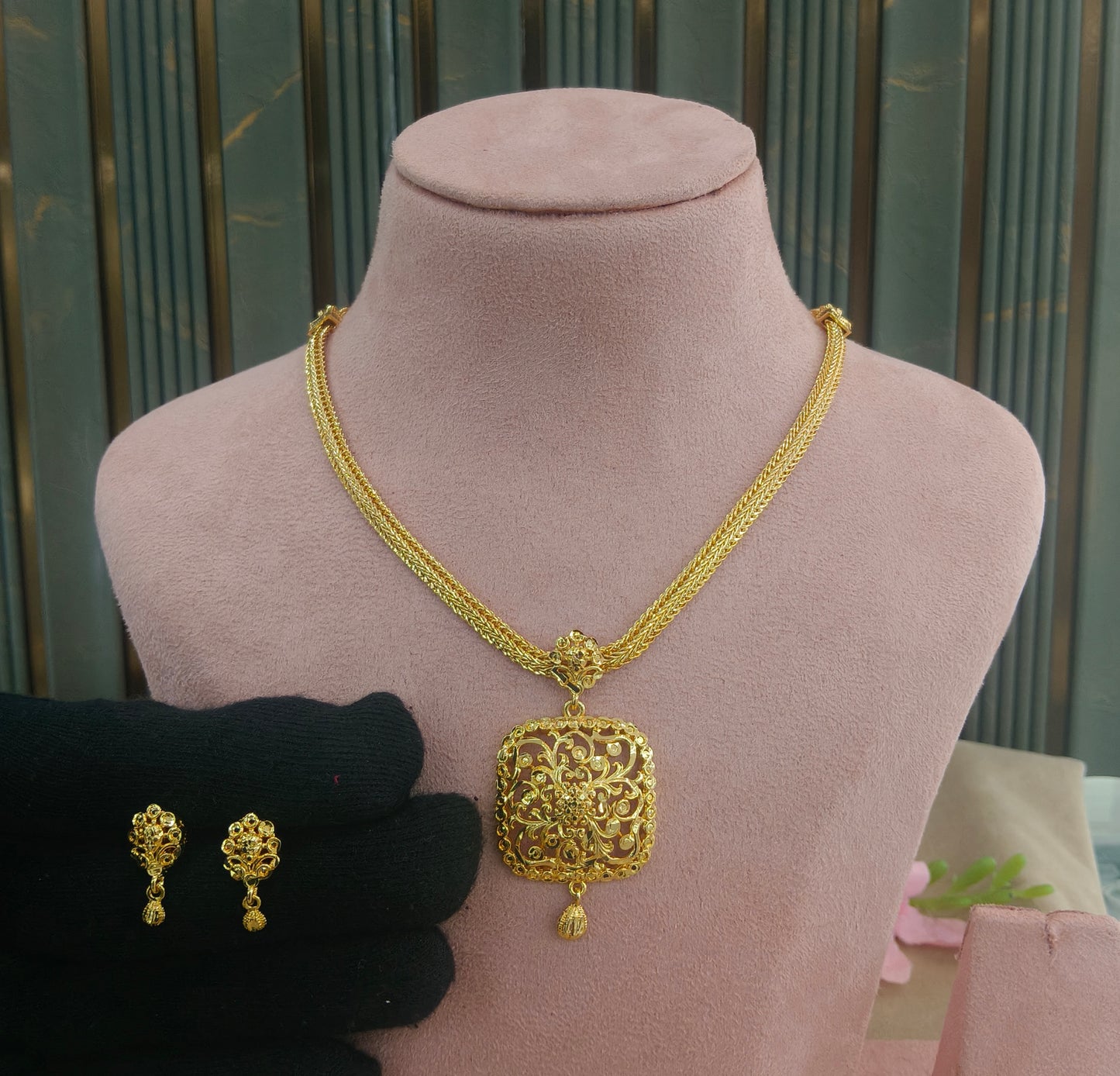 Gold Forming Jewellery Sohi Necklace Set