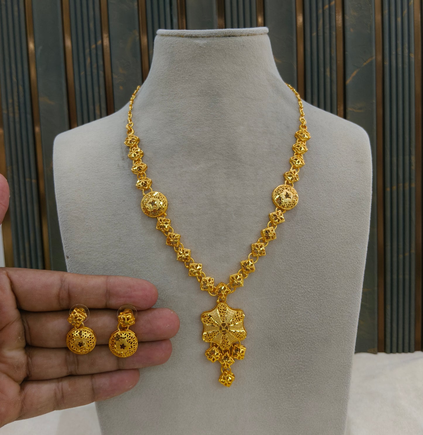 Gold Forming Jewellery Teresa  Necklace Set