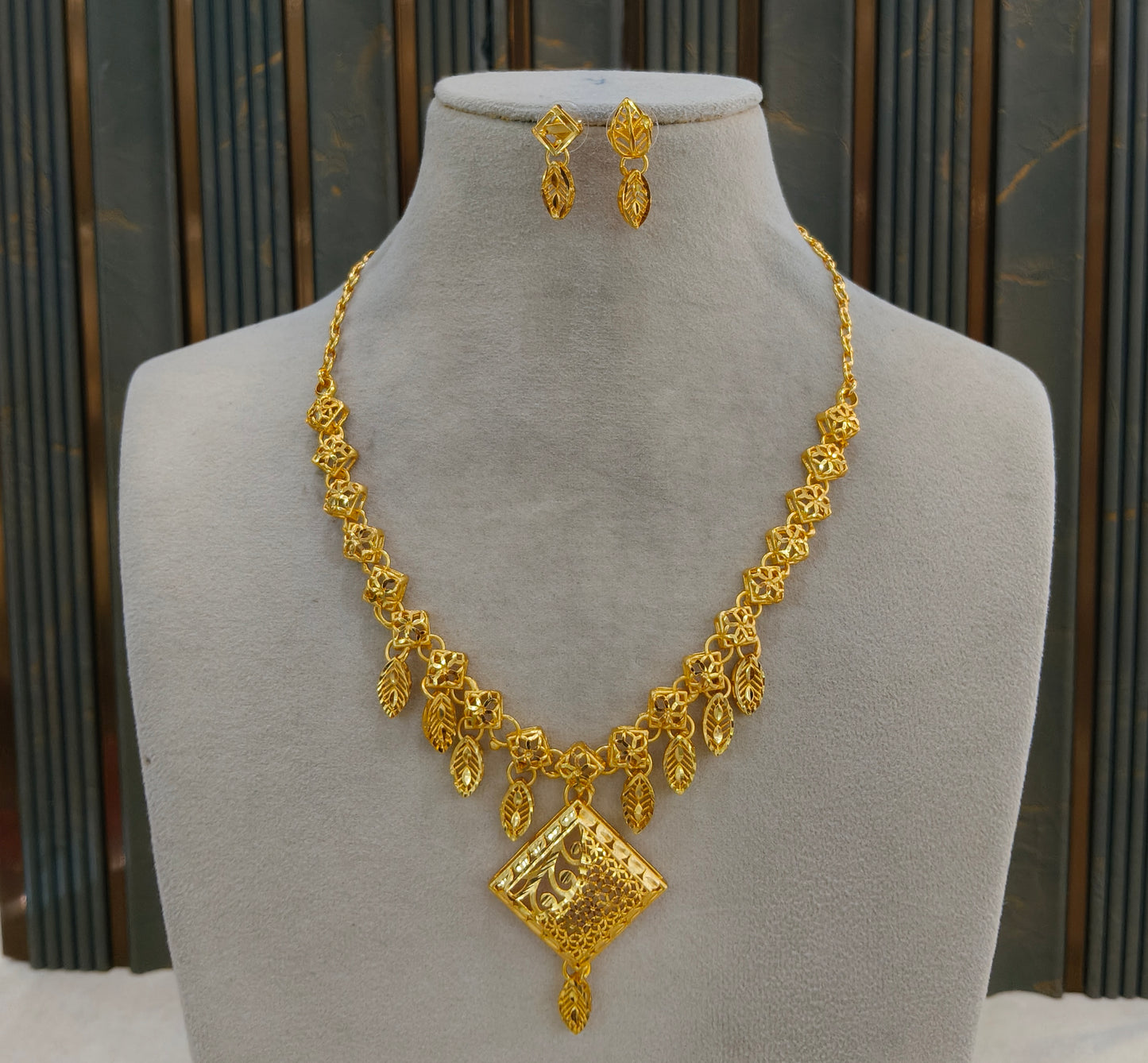 Gold Forming  Jewellery Teresa  Necklace Set