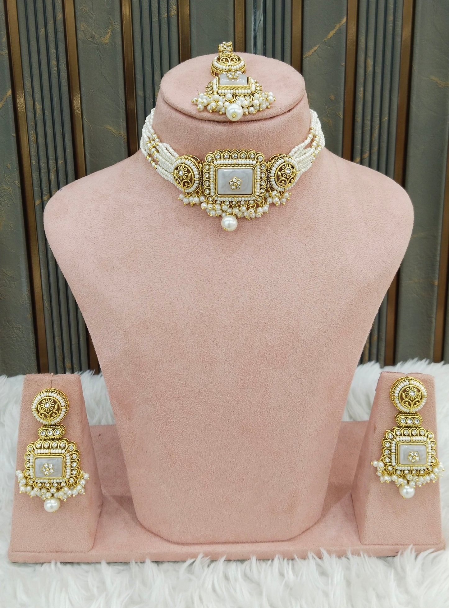 Gold White Kundan Choker Jewellery Rimi Set